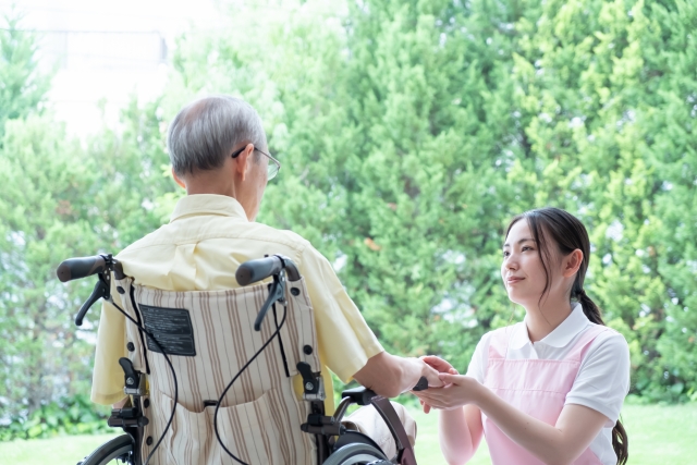 介護職の現場で働く女性